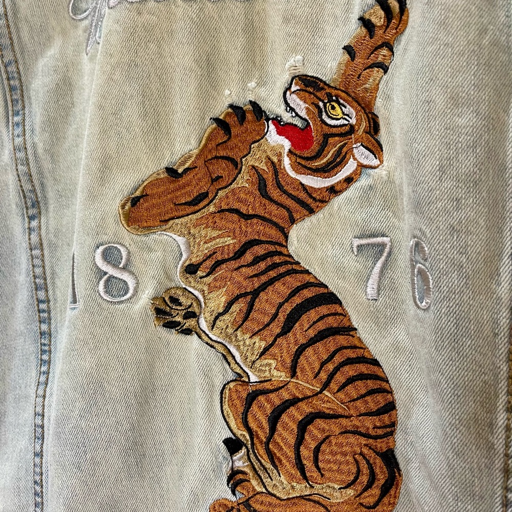 Rare Budweiser Distressed Light Blue Denim Jacket w/Embroidered Tiger Size M/L - Picture 5 of 16